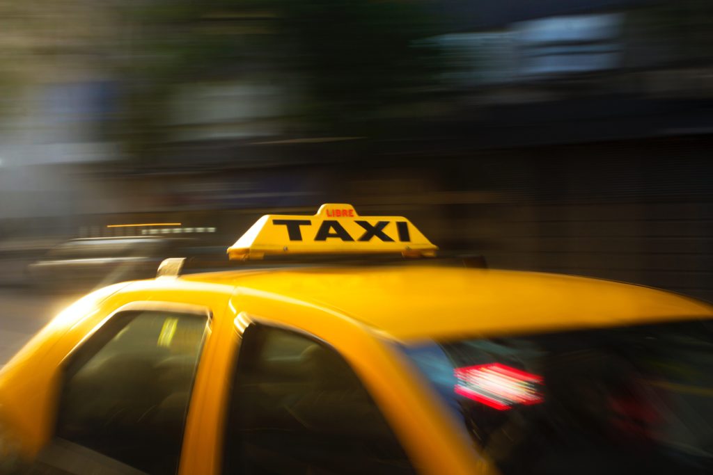 Obrazek przedstawia taksówkę
